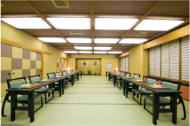 椅子/ テーブル席でのご案内